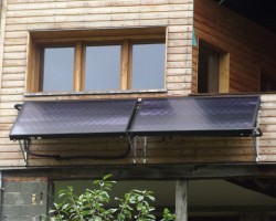 Capteurs solaires WAGNER & Co installés sur châssis en façade sur une rénovation de maison ossature bois. Montastruc-de-Salies (31)