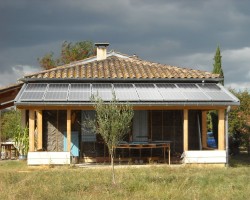 Installation photovoltaïque de 3kWc, modules SCHOTT Solar, onduleur INGETEAM. Intégration sur mesure. Frouzins (31)