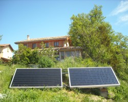 Chauffage solaire  WAGNER & Co en appoint d'un poêle à bois pour chauffage central. Gaillac-Toulza (31)
