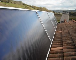 Chauffage solaire WAGNER & Co installé sur des supports sur toiture inclinés à 60°. Bordes s/Arize (09)