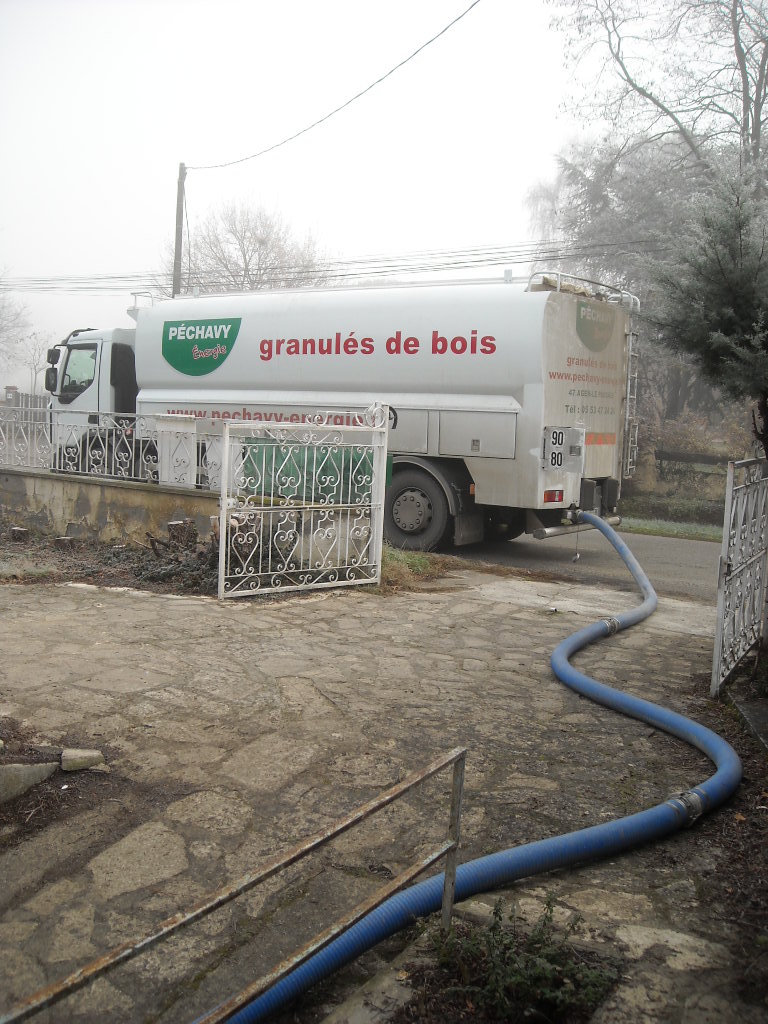 DSCN1500 Livraison de granulé de bois en vrac à Marquefave par l'entreprise Pechavy Energies pour un client de Solénéo