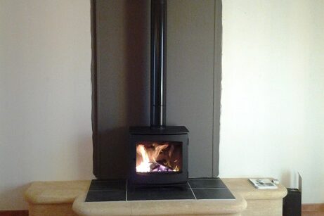 Poêle à bois IVAR 8 LOW du fabricant DIK GEURTS, installé en remplacement d'une cheminée à Saint-Elix-le-Château (Haute-Garonne) par SOLENEO